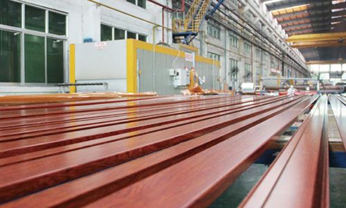 Ligne de production de profilés en aluminium à finition grain de bois